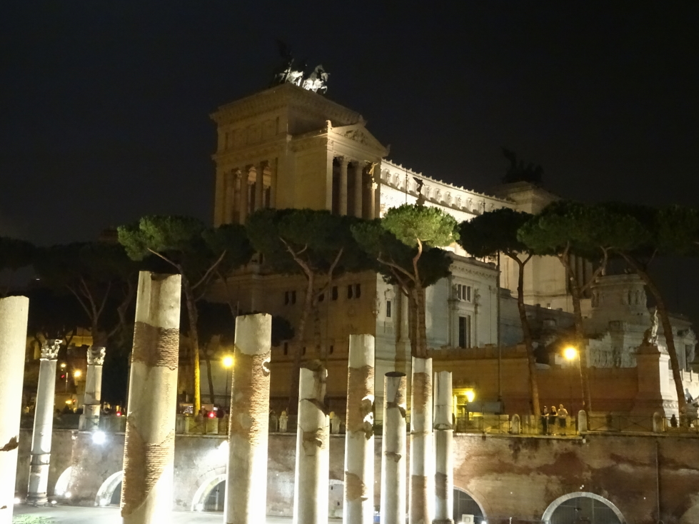 Altare dell Patria ("Altar of the Fatherland") at night