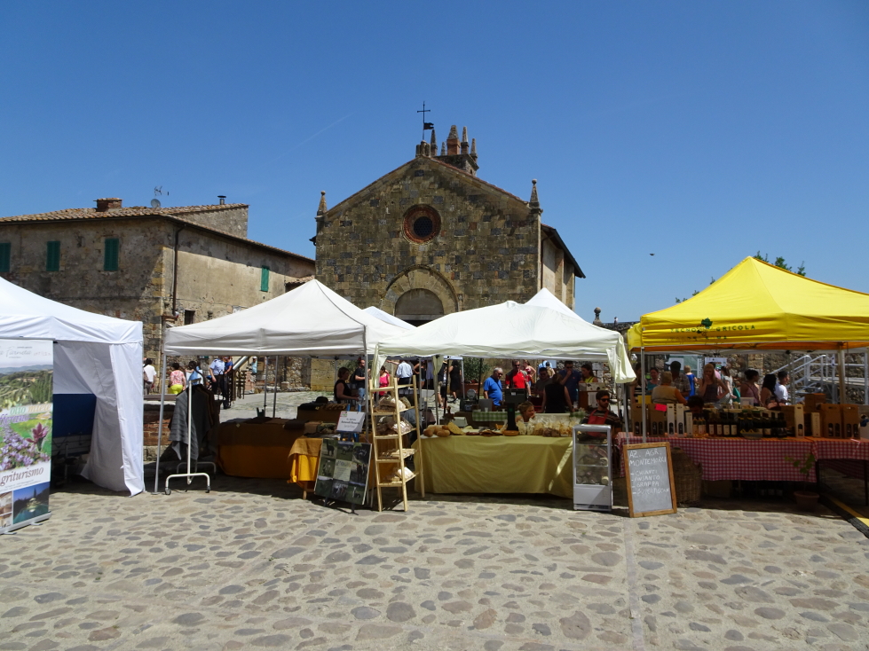 Sole piazza in Monteriggioni with its church