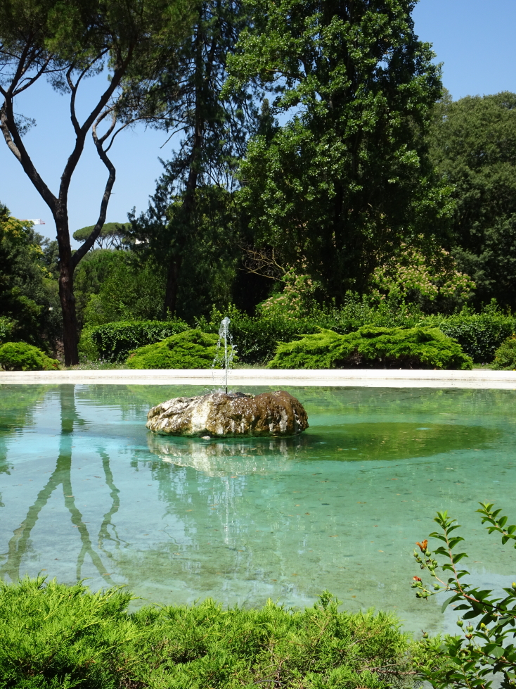 Round pond with fountain in the Villa Borghese gardens